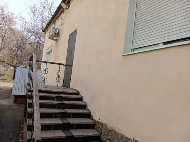 Нежилые помещения общей площадью 37,4 кв. м, расположенные в здании, являющемся объектом культурного наследия федерального значения «Детские ясли», входящем в состав объекта культурного наследия федерального значения «Комплекс зданий», по адресу: Российская Федерация, Свердловская область, городской округ город Екатеринбург, город Екатеринбург, проспект Ленина, д. 52а
