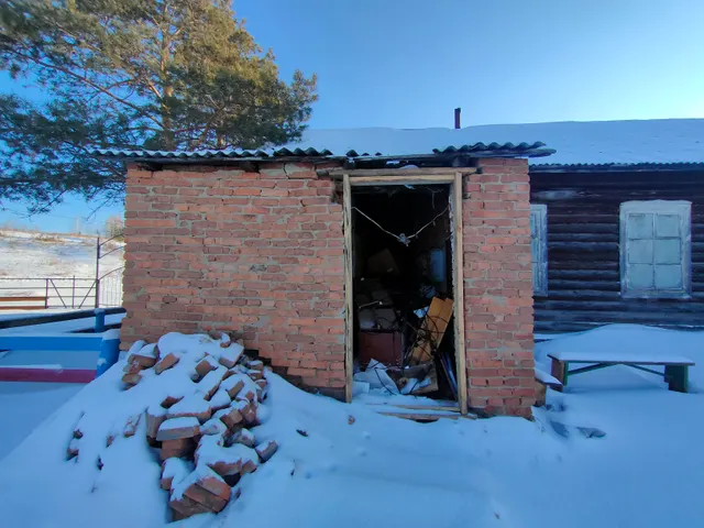 Здание с земельным участком