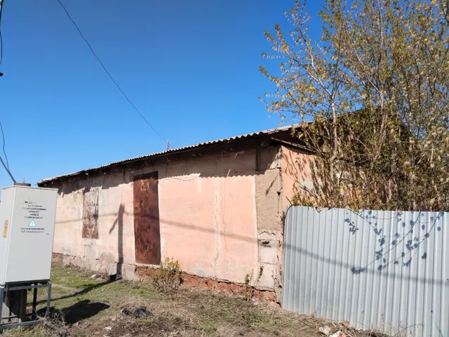 нежилое здание с кадастровым номером 56:42:0219019:22, назначение: нежилое, наименование: данные отсутствуют, площадью 113,9 кв.м., расположенное по адресу: Оренбургская область, г. Новотроицк, ул. 1 Мая, д. 14, на земельном участке с кадастровым номером 56:42:0219019:19, площадью 381,0 кв.м