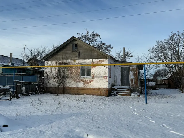 Здание 61,6 кв.м и земельный участок 391 кв.м, расположенные по адресу: Курская область, р-н. Солнцевский, с. Зуевка, ул. Центральная, д. 33