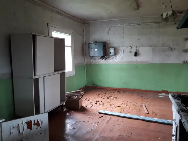 -  здание,  нежилое, наименование: школьная столовая, кадастровый номер 35:17:0503003:241 по адресу: Вологодская область, Кичменгско-Городецкий муниципальный округ, с.Косково, ул.Школьная, д.7, площадь 134,6  кв.м.,   - земельный участок, кадастровый номер 35:17:0503003:551 по адресу: Вологодская область, Кичменгско-Городецкий муниципальный округ, с.Косково, ул.Школьная,  земельный участок 7, площадь 581 кв.м., земли населенных пунктов, вид разрешенного использования: образование и просвещение