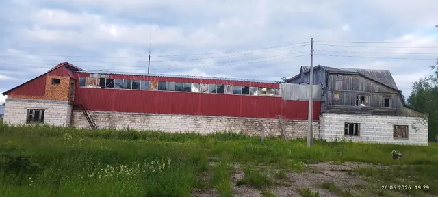 Нежилое здание - здание спортивного комплекса, 1990 года ввода в эксплуатацию; Кадастровый номер 11:09:3501001:379 Земельный участок под размещение спортивной площадки и спортивного комплекса Кадастровый номер 11:09:3501001:194