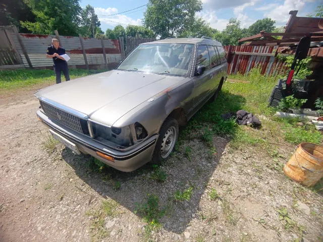 Автомобиль марки "Toyota Crown" (Тойота Кроун), государственный регистрационный знак E 076 МР 27 регион, 1990 года выпуска, номер кузова LS136000867, цвет серый,не на ходу Отсутствуют фары, отсутствует остекление задней правой двери, вмятина на левом переднем крыле, разбит задний левый фонарь, ржавчина на заднем бампере, трещина на лобовом стекле, по кузову многочисленные сколы