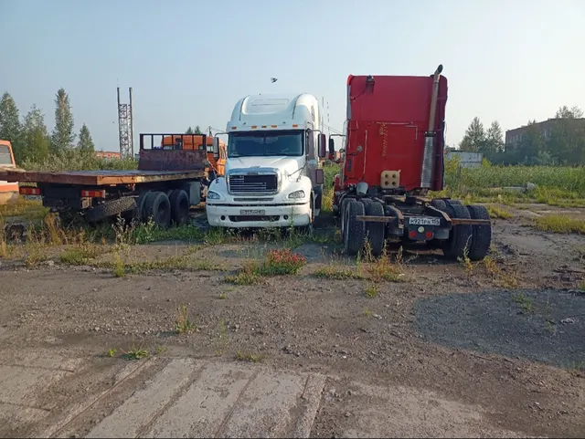 Грузовой автомобиль - тягач седельный FREIGHTLINER CL120064ST, 2003 Г.В., г/н: О357УМ154, VIN: 1FUJA6CK94LM71398, цвет белый (арест, повтор)