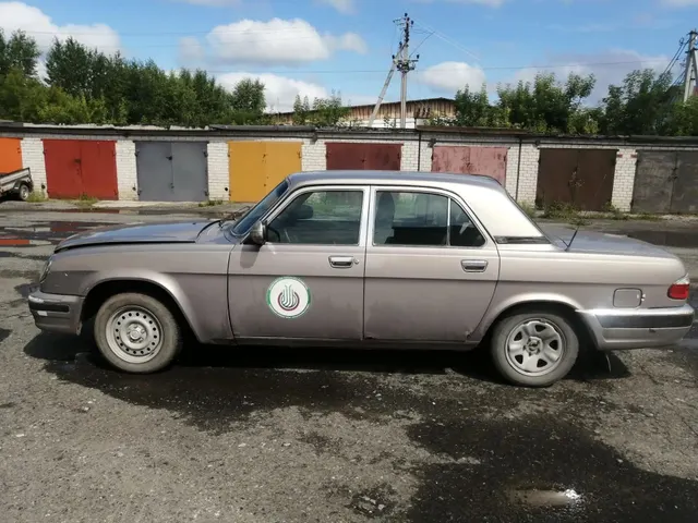 ГАЗ-31105