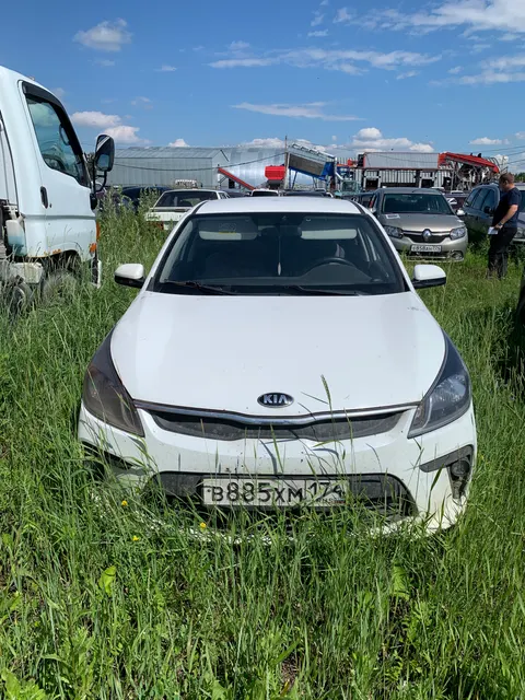 Автомобиль «Киа Рио» с государственным регистрационным знаком В 885 ХМ (залог) (один ключ от автомобиля, информация по документам отсутсвует)