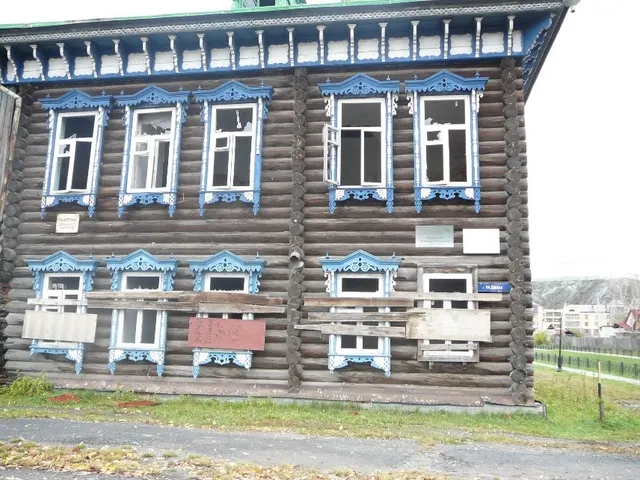 нежилое здание, назначение: нежилое здание; назначение: нежилое; наименование: нежилое здание; количество этажей: 2, в том числе подземных 0, площадь 313 кв.м., кадастровый номер: 72:24:0601020:103, местоположение: Тюменская область, г. Тобольск, ул. Кирова, 23 (в составе объекта учитывается движимое имущество - забор). Объект культурного наследия, находящийся в неудовлетворительном состоянии.
