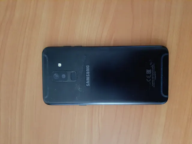 Сотовый телефон марки Samsung, в корпусе черного цвета, имеются незначительные повреждения по корпусу — 1 шт.