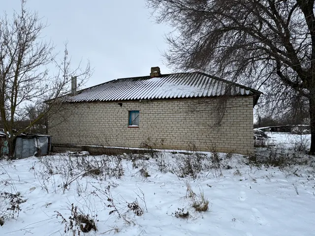 Здание 74,6 кв.м и земельный участок 383 кв.м по адресу: Курская область, Советский район, Краснодолинский сельсовет, с. Красная Долина, д. 35б