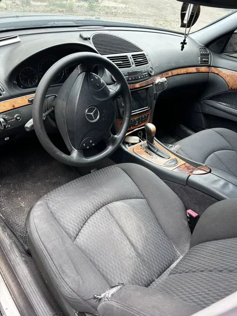 Легковой автомобиль седан MERCEDES BENZ E320, 2002 г.в., г/н A947CX124, VIN WDB2110651A017663, номер кузова WDB2110651A017663, номер двигателя 11294931 213200, цвет синий. Начальная цена продажи 400 000 руб. Задаток 60050 руб.
