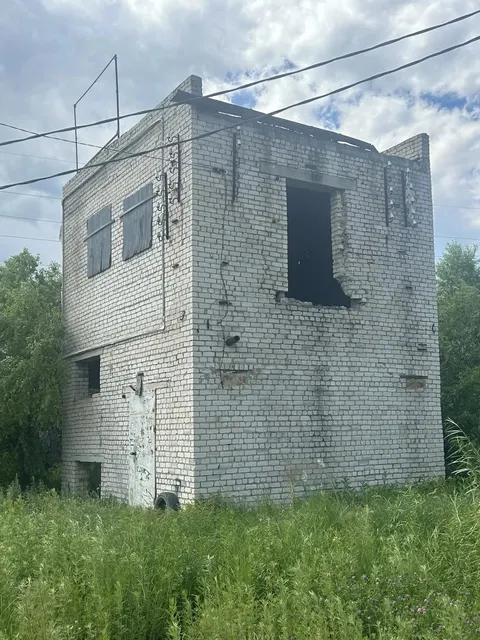 Здание (объект незавершенного строительства), площадью 72,6 кв.м, степень готовности 71%, кадастровый номер 28:01:020490:355, по адресу: г. Благовещенск, квартал 490. Продажа объекта осуществляется одновременно с отчуждением земельного участка, кадастровый номер 28:01:020490:358, общая площадь 84 кв.м,  разрешенное использование: предоставление коммунальных услуг. Рыночная стоимость земельного участка – 151 580 руб. подлежит оплате в соответствии с условиями договора купли-продажи.