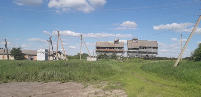 Нежилое здание, с кадастровым номером 61:22:0000000:957, площадью 166,5 кв.м., вид разрешенного использования: нежилое, наименование: зерноочистительный комплекс «ЗАВ-20-Пектус». Площадь: общая 166.5 кв.м. Инвентарный номер: 60 232 802 012 5112 /08А. Литер: АА1. Этажность: 1 и   земельный участок, из земель сельскохозяйственного назначения, с кадастровым номером 61:22:0600023:436, площадью 268 кв.м., местоположение: Ростовская область, р-н Миллеровский, с юго-западной,  юго-восточной сторон п. Д