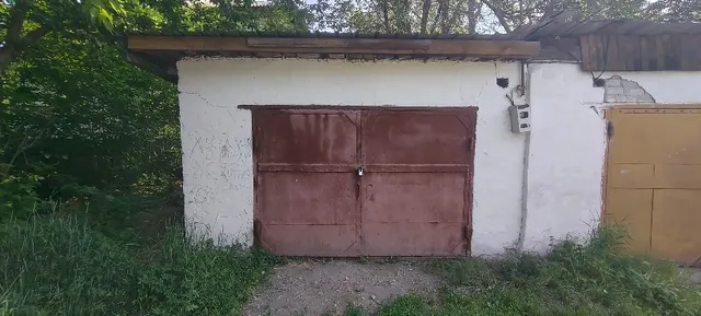 Гараж с земельным участком
