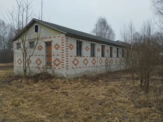 Здание с  кадастровым № 76:07:101701:72, назначение: нежилое, количество этажей: 1, в том числе подземных 0,  площадью 179,4 кв.м,  по адресу: Ярославская  область, Мышкинский район,  село Флоровское, улица Цветочная, дом 4,  с земельным участком с   кадастровым  № 76:07:101702:3, площадью 1802 кв.м,  по адресу:   Ярославская   область,  муниципальный район   Мышкинский,  сельское поселение Приволжское, село Флоровское, улица Цветочная,  земельный участок 4.