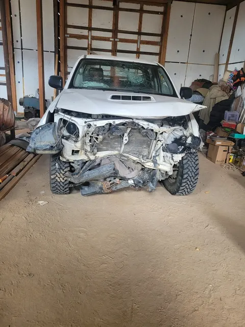 Транспортное средство Toyota Hilux, 2013 года выпуска, цвет - белый, идентификационный номер VIN MR0FR22G500757435, государственный номер Н068МЕ03. Транспортное средство в аварийном состоянии.