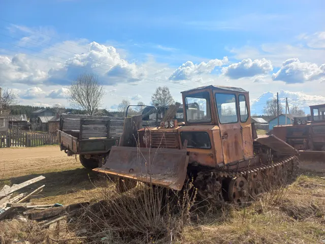 Трелевочный трактор ТДТ-55А, гос. регистрационный знак 29 АМ 0490, год выпуска 1981, VIN нет, номер двигателя 12913, номер коробки передач 34680, номер рамы 63035, номер моста 22944, мощность двигателя 95 л.с, цвет-красный, паспорт транспортного средства ВА 020775, Архангельская область, Верхнетоемский муниципальный округ, п. Зеленник