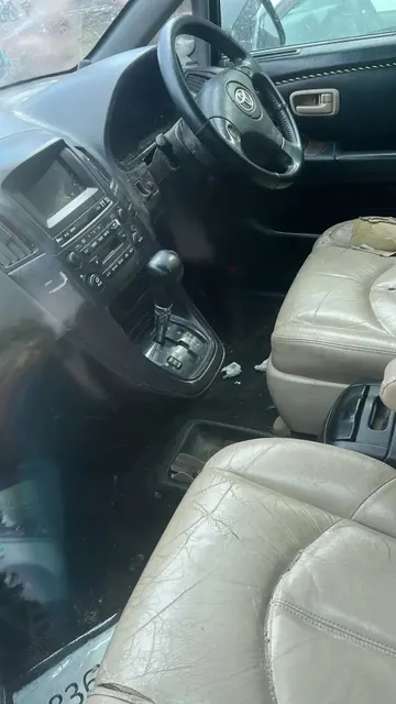 Автомобиль марки Toyota Harrier государственный регистрационный Р836ХВ27, 1999 выпуска, номер кузова - MCU100034885,цвет кузова черный,по корпусу имеются повреждения.
