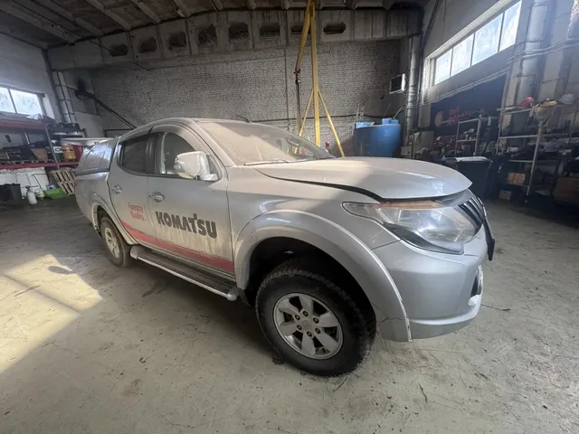 Транспортное средство Mitsubishi L 200 2.4, 2017 года выпуска, цвет -серебристый, VIN MMCJJKL10HH032461, государственный номер М822ОР29. Состояние ТС: не на ходу, неисправен двигатель, сколы и потертости по кузову, разбито правое зеркало и поворотник на левом зеркале, под капотом часть агрегатов изъято