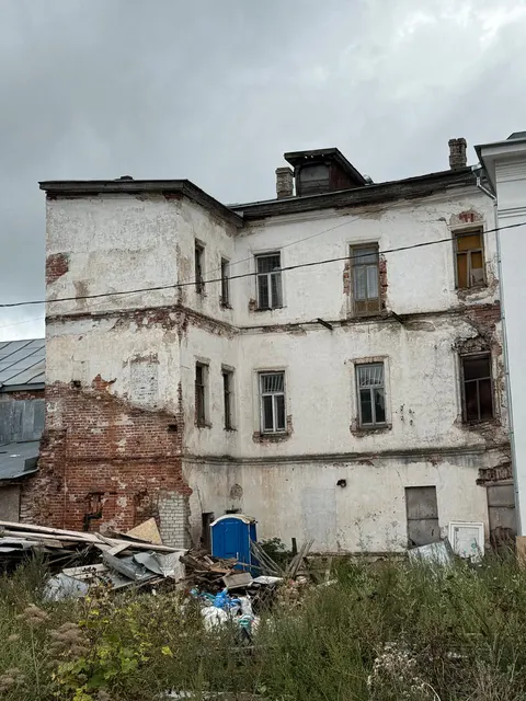 Здание бывшего государственного банка ( объект культурного наследия федерального значения «Здание Банка», 2 пол.  XIX вв.»), кадастровый номер 35:19:0102004:145, площадью 502,6  кв. м., назначение: нежилое, количество этажей - 4, в том числе подземных 1, инвентарный номер 2842, расположенный по адресу: Вологодская область, р-н. Устюженский, г. Устюжна, ул. Торговая площадь, д. 12