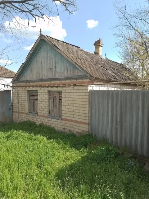Здание, местоположение Ставропольский край, Александровский район, с. Александровское, ул. Калинина, 101, кадастровый номер: 26:18:060235:90, назначение – нежилое, площадь 38,4 кв.м. Земельный участок, местоположение Ставропольский край, Александровский район, с. Александровское, ул. Калинина, 101, кадастровый номер: 26:18:060235:88, площадь 418 кв.м., категория земель: земли населенных пунктов, вид разрешенного использования: для ведения личного подсобного хозяйства