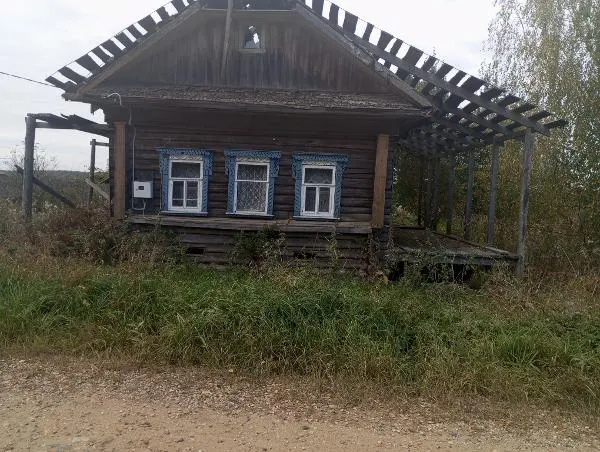 нежилое  здание,  находящееся по  адресу:  Ярославская  область,  Любимский  р-н, д.  Поддубново,  ул.  Зеленая,  д.  11, кадастровый  номер  76:06:071901:135, площадь: 23,3 кв.м, расположено на земельном участке площадью 900 кв.м, кадастровый  номер: 76:06:071901:65