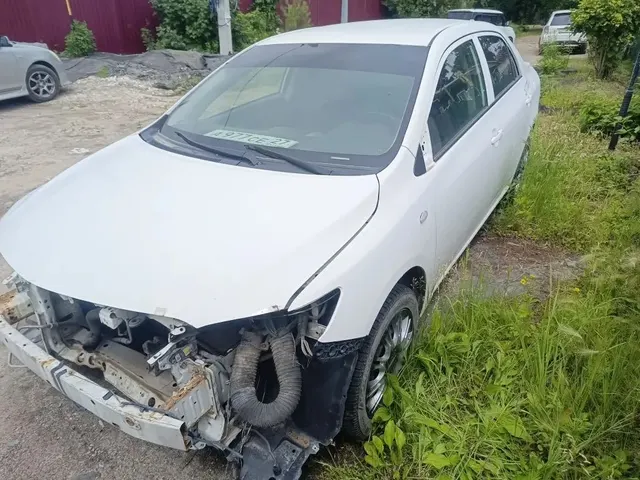 Автомобиль марки "Тойота Королла", г/H А977 СЕ27,2008 г.в., белого цвета, б/у, номер кузова JTNBV58E90J058444,  отсутствует передний и задний бампер, отсутствует передние фары габариты, задние фары, боковые зеркала, номера сняты, радиатор, решетка радиатора отсутствует.