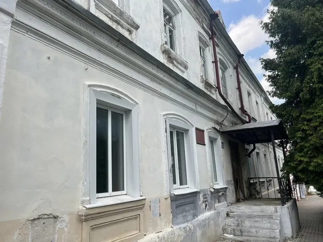 Здание «Здание - училище» с кадастровым номером 48:08:0720612:159 площадью 1596,9 кв.м, назначение: нежилое, с одновременным отчуждением земельного участка с кадастровым номером 48:08:0720612:38 площадью 2933 кв.м, относящийся к категории земель населенных пунктов, с видом разрешенного использования «под общественную застройку (Школа №2)»