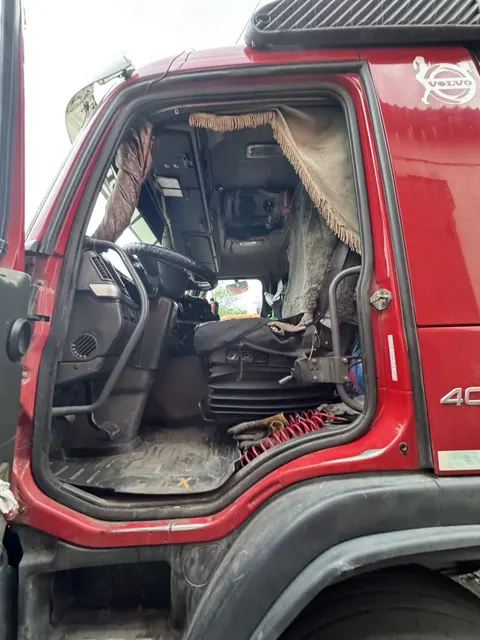Грузовой самосвал VOLVO; 2012 г.в., г/н К647ТО75, цвет красный, VIN: X9PJSG0D1CW107541, Номер шасси (рамы): X9PJSG0D1CW107541, номер кузова (прицепа): X9PJSG0D1CW107541.  ПТС отсутствует. ТС на кузове имеет трещины, сколы, следы ржавчины