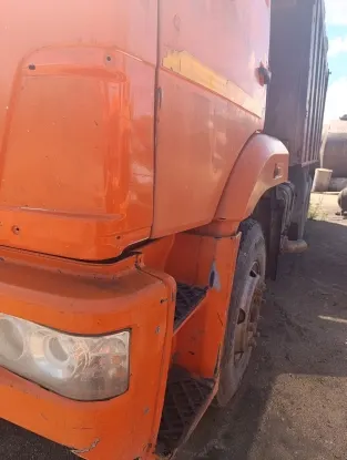 Грузовой самосвал, КАМАЗ; 6520-43, 2015 г.в., г/н Н846ЕУ75, цвет оранжевый, VIN: XTC652004F1331997, Номер шасси (рамы): XTC652004F1331997, Номер кузова (прицепа): КАБИНА2414670. ПТС отсутствует. Имеются повреждения, сколы по всему автомобилю, двигатель отсутствует