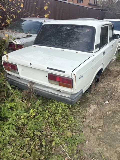 Автомобиль ВАЗ 2107, г/н В864СХ124 (отсутствует), 1995 г.в., VIN XTA210700T0939680, цвет белый, ПТС, СТС изъяты, ключи отсутствуют, комплектность и состояние  не проверялась данное  имущество обращено в доход государства. Находится в г. Железногорск