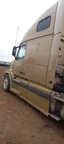 Грузовой тягач седельный: ВОЛЬВО; VNL64T670; 2005 г.в., г/н О648ВМ75; цвет Золотистый, VIN:4V4NC9TH65N375716, Номер шасси(рамы): 5N375716. У ТС частичное повреждение переднего бампера, на переднем крыле с правой стороны установлено дополнительное зеркало заднего вида.