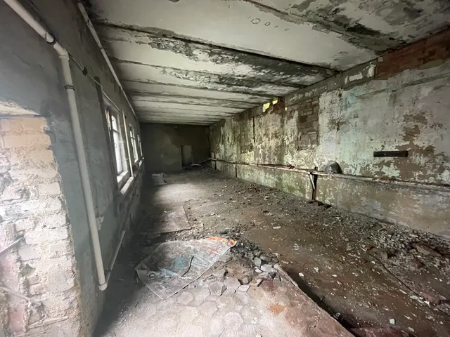 Нежилое здание, назначение: нежилое, площадь: 169,7 кв. метра, количество этажей: 1, в том числе подземных 0, кадастровый номер: 74:25:0303106:44, расположенное по адресу: Челябинская область, г. Златоуст, ул. Нижне-Заводская 1-я, д. 81