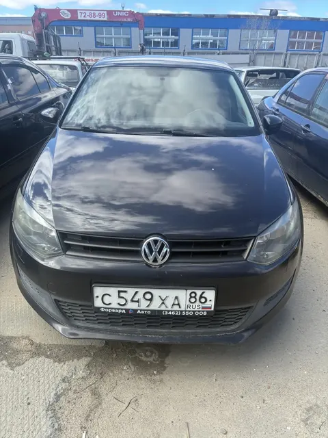 Автомобиль марки "Volkswagen Polo", г/з С549ХА86, VIN WVWZZZ6RZBY193774, 2011 г/в, черного цвета. ТС обременено ЗАЛОГОМ. По общему правилу при переходе права собственности залог сохраняется в соответствии со ст. 353 ГК РФ; приобретатель имущества приобретает права и несет обязанности залогодателя. Риски, связанные с сохранением залога и возможностью обращения взыскания на предмет залога, несет приобретатель. ТС имеет ограничения ФССП на регистрационные действия (ключи и документы отсутствуют).