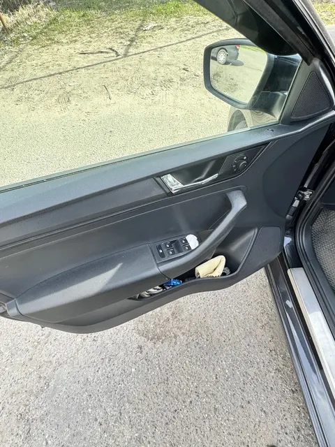 Транспортное средство Skoda Rapid, цвет - черный, VIN XW8AG2NH5LK121212, государственный номер M573УС29. СостояниеТС: трещина на лобовом стекле, повреждения на переднем бампере.