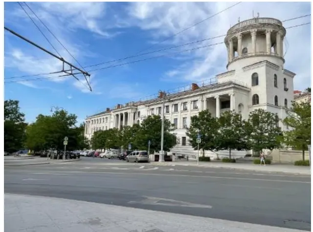 Комплекс объектов движимого и недвижимого имущества, расположенного по адресу: г. Севастополь, ул. Большая Морская, д. 1, а именно: нежилые помещения административного здания общей площадью 5415,9 кв.м. с кадастровым номером 91:03:001006:1225 и движимое имущество