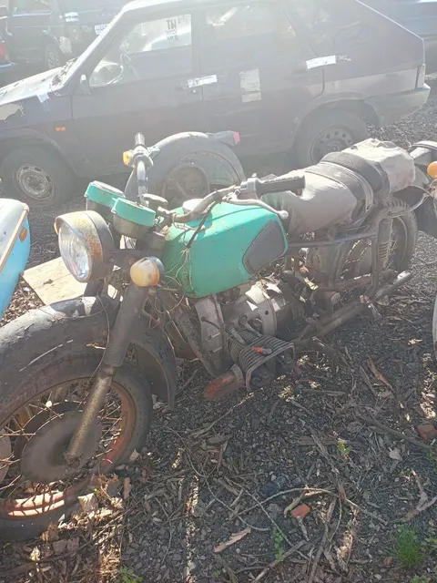 - Автомобиль марки ИЖ – 412, 1984 года выпуска, VIN: Э4532633ЕО591011, имеет видимые повреждения. - Мотоцикл зеленого цвета марки КМЗ модель «Днепр 11». - Автомобиль марки ВАЗ 212140, 2012 года выпуска, зеленого цвета, г/н ВВ7978СЕ, кузов № XTA212140c2048424.