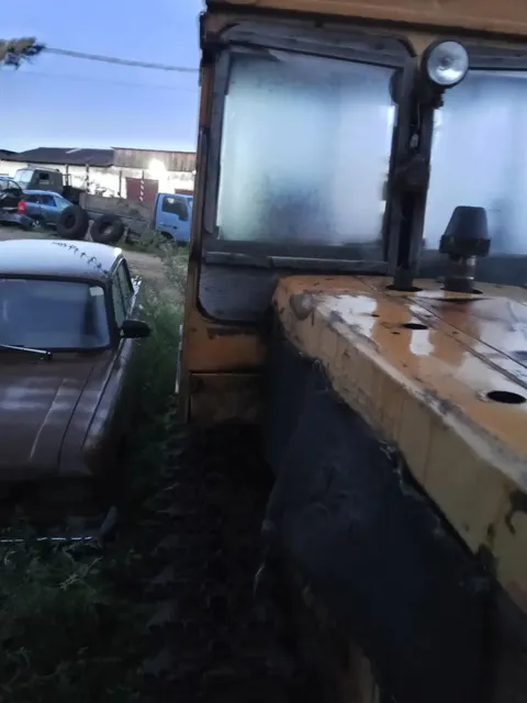 Трактора, 3 шт. и прицепы 2 шт.
