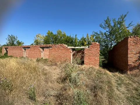 Нежилое здание корпуса с кадастровым номером 23:32:0401007:133, общей площадью 111,8 кв.м; Нежилое здание мастерской с кадастровым номером 23:32:0401007:138, общей площадью 194,8 кв.м; Нежилое здание корпуса фермы с кадастровым номером 23:32:0401007:132, общей площадью 208,1 кв.м; расположенные на земельном участке с кадастровым номером 23:32:0000000:2200, общей площадью 84132,0 кв.м, из категории земель населенных пунктов