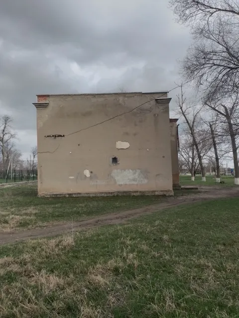 Здание, местоположение: Ставропольский край, Александровский район,                                 п. Новокавказский, ул. Школьная, д.2, кадастровый номер: 26:18:130219:111, назначение – нежилое, площадь: 558,8 кв.м. Земельный участок, местоположение: Ставропольский край, Александровский район, п. Новокавказский, ул. Школьная, д.2, кадастровый номер: 26:18:130219:17, площадь: 5290 кв.м., категория земель: земли населённых пунктов, разрешенное использование: для размещения зданий.