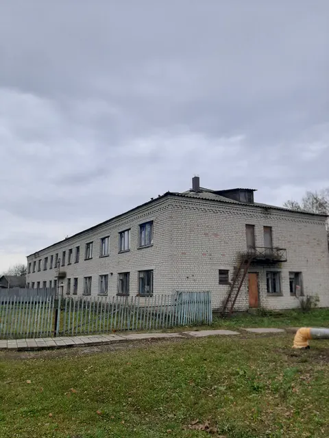 Земельный участок площадью 776,0 кв. м, кадастровый номер 32:20:0351201:436 с расположенным на нем объектом: здание интерната, назначение: нежилое здание, количество этажей: 2, общей площадью 872,4 кв. м, кадастровый номер 32:20:0351201:136