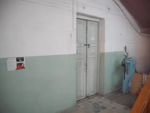 Нежилое помещение площадью 158,9 кв.м, кадастровый номер 31:21:0703004:104 (РНФИ П13330004090), расположенное по адресу: Белгородская область, Красногвардейский район, г. Бирюч, ул. Ольминского, д.3 (лит.Б); и иное движимое имущество, первоначальная стоимость единицы которого меньше 500 тыс. рублей (станки для печати газет 4 шт.) (РНФИ П25330000042)