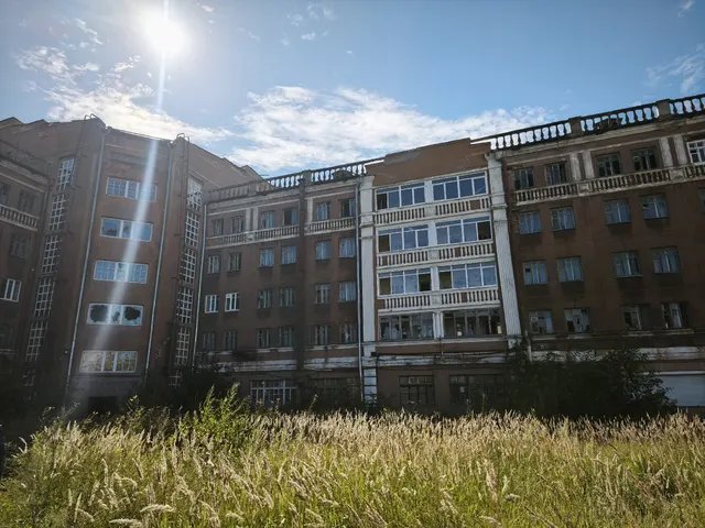 Продажа находящегося в федеральной собственности объекта недвижимого имущества площадью 9210,5 кв. м (кад. №66:41:0000000:66389), являющегося объектом культурного наследия федерального значения, находящимся в неудовлетворительном состоянии, адрес: Свердловская обл., г. Екатеринбург, ул. Культуры, д. 1/ул. Машиностроителей, д. 4, с одновременным предоставлением в аренду земельного участка площадью 7304 кв. м (кад. №66:41:0106134:1), на котором расположен такой объект.