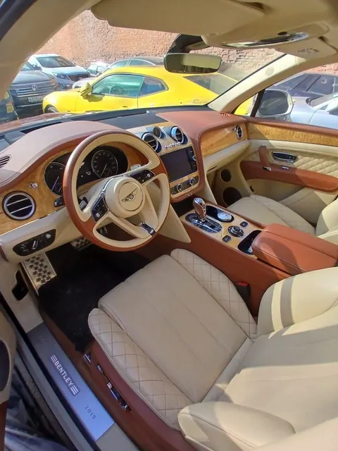 Легковой автомобиль БЕНТЛИ BENTAYGA V8 DIESEL, 2019 года выпуска, идентификационный номер (VIN): SJAAE14V1LC030338, № кузова (прицепа): SJAAE14V1LC030338, шасси (рамы): отсутствует, мощность двигателя: 435 л.с., 319,9 кВт, объем двигателя: 3956 куб. см, цвет: бежевый-оранжевый