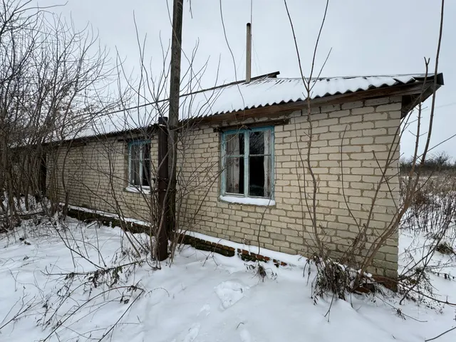 Здание 97 кв.м и земельный участок 415 кв.м по адресу: Курская область, Советский район, Советский сельсовет, с. Петрово-Карцево, д. 82