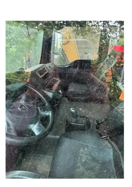 Грузовой тягач седельный Scania G420LA 4X2HNA, 2012 года выпуска, цвет - белый, государственный номер О484ЕТ46, идентификационный номер (VIN) YS2G4X20002074182, номер шасси (рамы) YS2G4X20002074182, номер двигателя 6709026, состояние транспортного средства: в нерабочем состоянии, двигатель неисправен, трещина на лобовом стекле. Должник – ООО «Кремень».