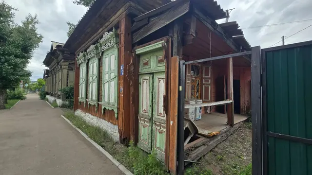 Жилое помещение (квартира) площадью 53,5 кв. м, кадастровый номер 03:24:011217:121. Местоположение: Республика Бурятия, г. Улан-Удэ, ул. Коммунистическая, д. 4/2, кв. 1. Включен в реестр объектов культурного наследия или является выявленным объектом, 031610442890005, Памятник дом Самсоновича Т.А., Постановление Правительства Республики Бурятия «О постановке на государственную охрану вновь выявленных недвижимых памятников истории и культуры» № 242 от 09 июля 1996 г.