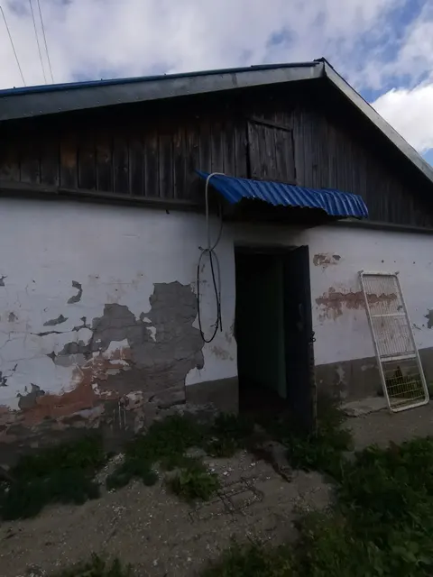 Нежилое здание, кадастровый номер 65:11:0000009:636, площадь 105,8 кв. м, год постройки 1983 г., количество этажей: 1, расположенное на земельном участке с кадастровым номером 65:11:0000009:215, площадью 2 156 кв. м