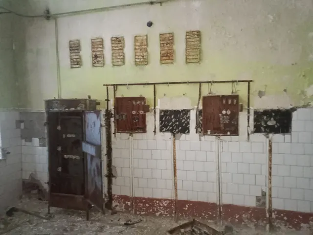 Здание столовой, назначение: нежилое, площадью 1830,6 кв. м, этажность 2, в т. ч. подземных 0, кадастровый номер 11:12:0201001:2343, местоположение: Республика Коми, г. Печора, п. Березовка с земельным участком