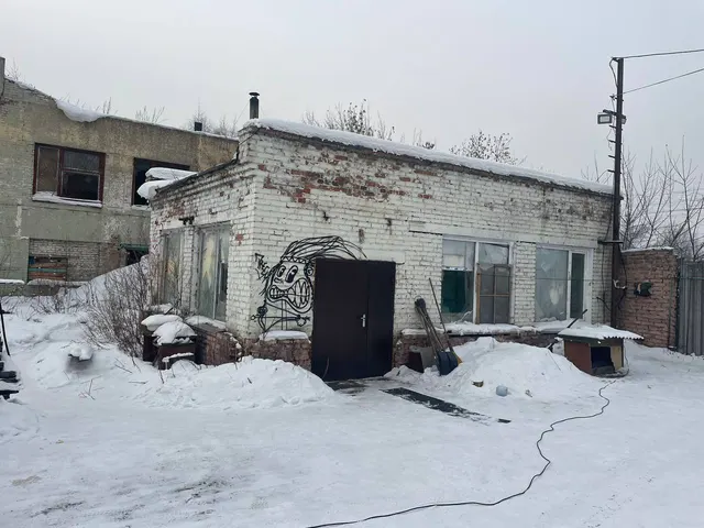 Нежилое: электроцех, пл. 43,1 кв.м, №24:50:0500258:126, гараж, пл. 334,9 кв.м, №24:50:0500258:204, гараж, Царм управления, пл. 11959 кв.м,  №24:50:0500258:234, земельный участок, пл. 27631+/-58 кв.м,  №24:50:0500258:276, г. Красноярск, ул. Томская, з/уч 41 «Е», стр. №№6,7,9. Начальная цена продажи 195 349 550 руб. Задаток 29302450 руб.