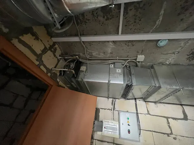 Помещение, нежилое, площадь 453,2 кв. м. Номер, тип этажа, на котором расположено помещение, машино - место: Этаж № 1.
